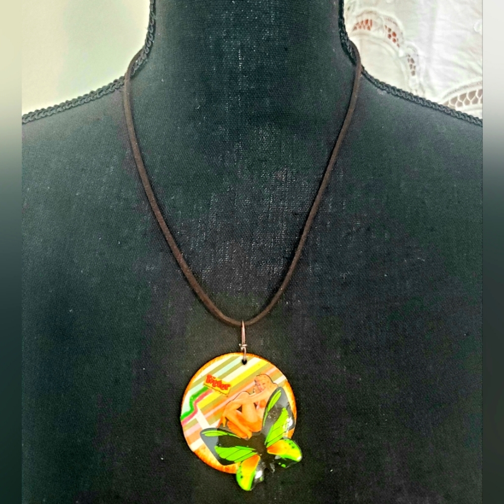 😀 HAND CRAFTED wood collage pinup butterfly necklace green